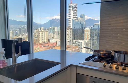 Downtown Vancouver Apartment | Stunning Ocean/Mountain View in Downtown Vancouver New Build