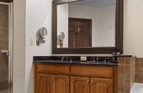Bay Lake Resort | Stunning One Bedroom Presidential Suite - moments away from major attractions!