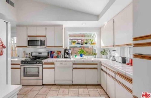 Winnetka House | STUNNING! Oversized 4 Bedroom Modern House