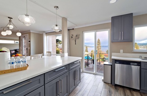 Bryn Mawr-Skyway House | Stunning PNW Mid-Century Seattle Home w/Lakefront Views! Sleeps Up to 16 Guests