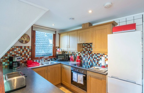 South Laggan House | Stunning private villa with WIFI, hot tub, TV, terrace, pets allowed, panoramic view and parking