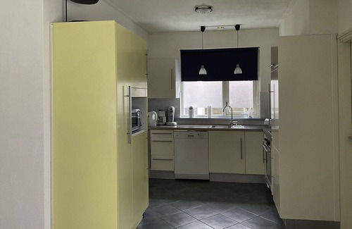 Elim House | Stunning private villa for 4 guests with WIFI, TV, terrace, pets allowed and parking