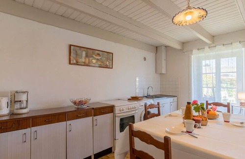 Plogoff House | Stunning private villa for 5 guests with TV, terrace, pets allowed and panoramic view