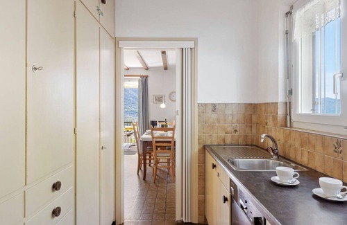 Gordola House | Stunning private villa for 4 guests with WIFI, TV, balcony, pets allowed, panoramic view and par.