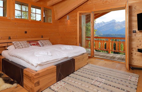 Ollon House | Stunning private villa for 8 guests with hot tub, WIFI, TV, terrace, pets allowed and parking