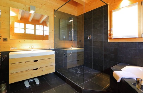Ollon House | Stunning private villa for 8 guests with hot tub, WIFI, TV, terrace, pets allowed and parking