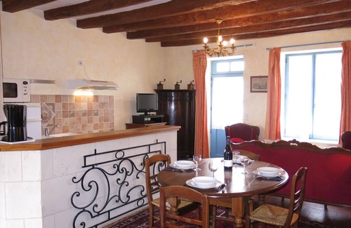 Huismes Villa | Stunning private villa for 4 guests with WIFI, TV, terrace, pets allowed and parking