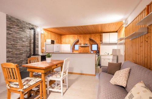 Armeno House | Stunning private villa for 4 guests with WIFI, TV, patio and pets allowed