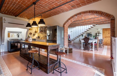 Castell'Alfero House | Stunning private villa with WIFI, hot tub, TV, patio, pets allowed, panoramic view and parking