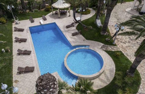 Nardo Villa | Stunning private villa with hot tub, private pool, A/C, WIFI, TV, patio, pets allowed and parking
