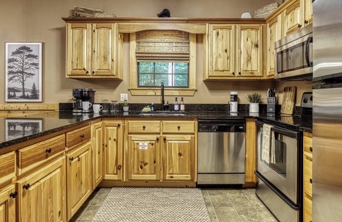 Chalet Village Cabin | Stunning & Relaxing Getaway: 5-Star Location - Hot Tub - Game Room - Sleeps 8!