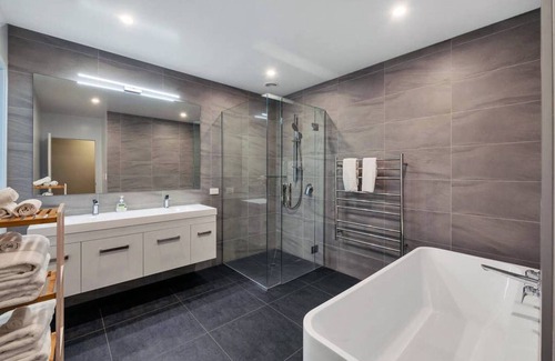 Waiatarua House | ★Stunning Retreat Close to Piha & Karekare Beach★
