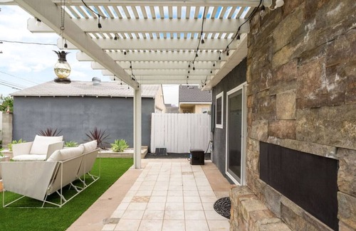 Bixby Knolls House | Stunning Retro Beach Oasis, Dual Living, Pool