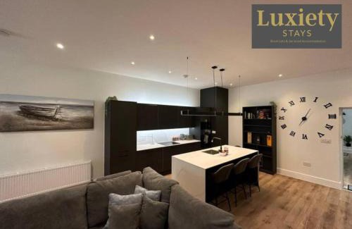 Westcliff-on-Sea Apartment | Stunning & Sleek 2BR Excellent Location Nr Cliffs Pavillion by Luxiety Stays