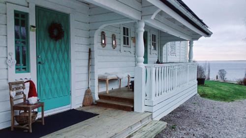 Vallsjobol House | Stunning Sleeps 9 Lakeview Loghome Spa & Yoga