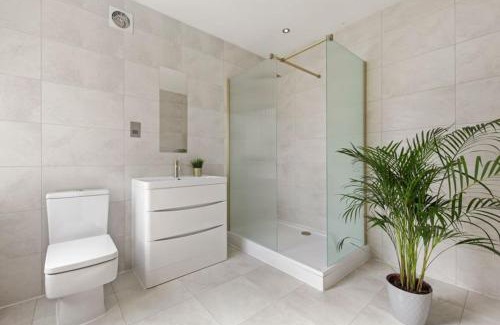 Glyndon Apartment | Stunning studio flat with free on-street parking!
