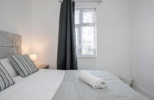 Tilbury Apartment | Stunning Top 2 Bed Flat Tilbury Central Location