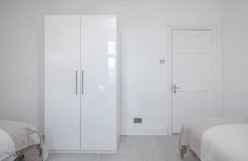Tilbury Apartment | Stunning Top 2 Bed Flat Tilbury Central Location
