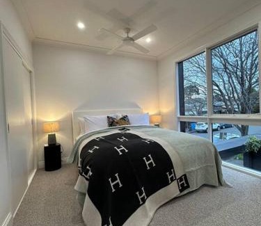 Hawthorn House | Stunning Townhouse - 10 min to CBD