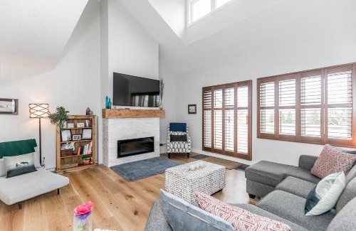 The Blue Mountains House | Stunning Townhouse - 3 BDRM Blue Mountain Village Sauna!