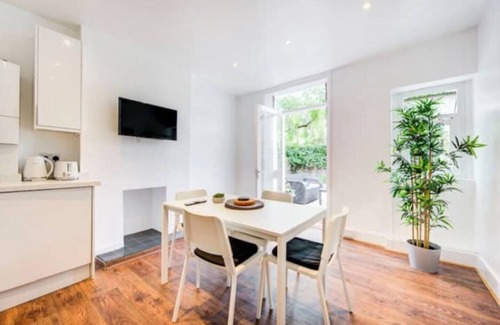 West Brompton Apartment | Stunning two bed Garden Apartment in Central London