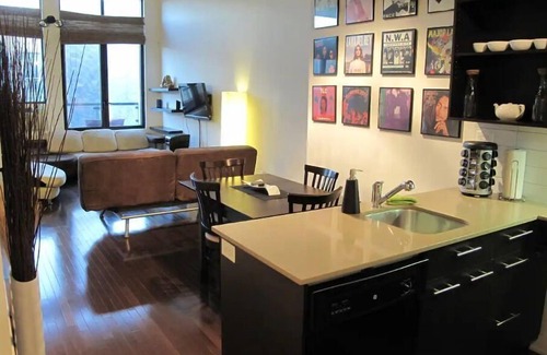 International District Apartment | STUNNING URBAN LOFT-GREAT AMENITIES & ROOFTOP POOLn