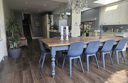Queen's Park House | Stunning, very spacious 5BR London townhouse with parking and garden!