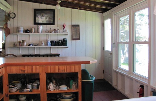 Spruce Head Cottage | Stunning Views on Ocean's Edge. Pebble beach, sunbathing, firepit and grill.