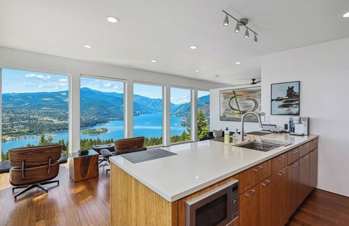 White Salmon House | Stunning views from our modern guest house of Mt Hood, the Gorge, and Hood River