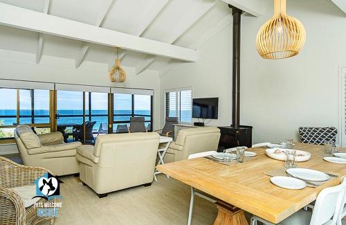 Carrickalinga House | Stunning Views & Renovated Beach Chic