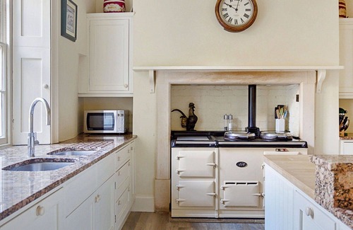 Tormarton House | Stunning villa for 16 people with pool, WIFI and parking