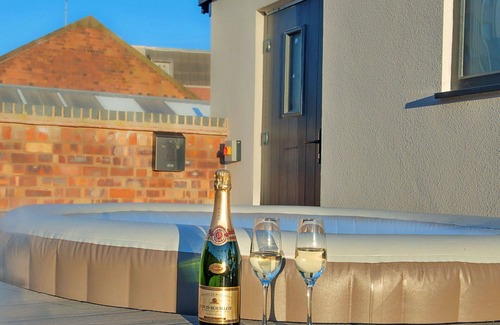 Nottingham City Centre House | Stunning villa for 12 people with WIFI, hot tub, terrace and parking