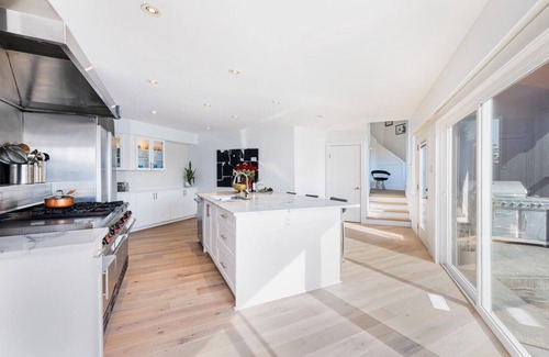 District of North Vancouver Villa | ✨Stunning Waterfront views Retreat Villa, 5 Bed, 5 Bath, Pool, Sauna, Hot tub✨