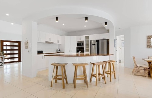 Twin Waters House | Stunning Waterfront Coastal Retreat, sleeps 15