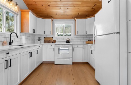 Faraday House | Stunning Waterfront Cottage Getaway