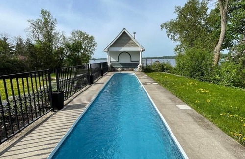 Aylmer House | Stunning waterfront home, 25min to downtown Ottawa