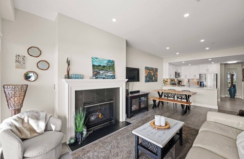 Metro Vancouver Regional District Apartment | Stunning waterfront property- wake up and fall asleep to the sound of the ocean