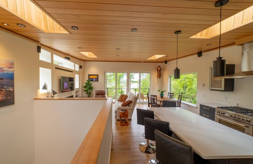 Tofino House | Stunning waterfront retreat!