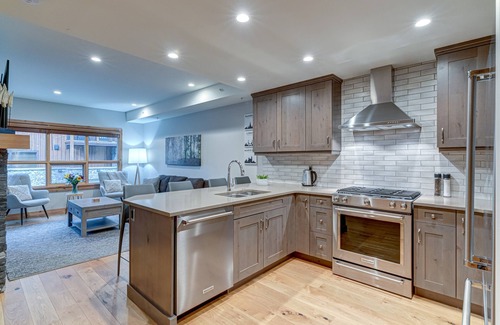 Canmore Condo | Stunning White Spruce Lodge - Walk to Main Street!