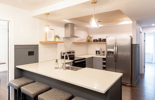 Southaven House | Styled, cozy residential retreat near town center