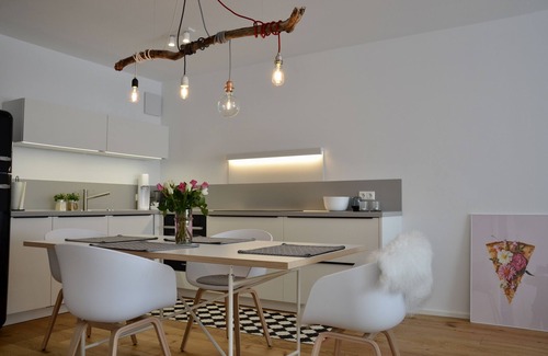 Waggershausen Apartment | Stylisches Ferienappartement mit Blick ins Grün: Terrasse und Wiese