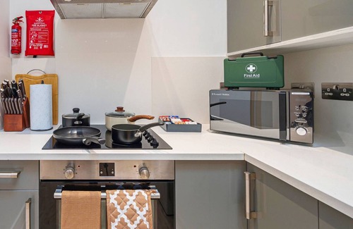 Rushmoor District Apartment | Stylish 1 Bed Flat | Pet-Friendly & Near Station