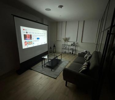 London Borough of Croydon Apartment | Stylish 1 Bedroom Apartment in Purley, Croydon