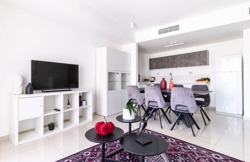 Kiryat HaLeom Apartment | Stylish 1 Bedrooms Parking At City Gate