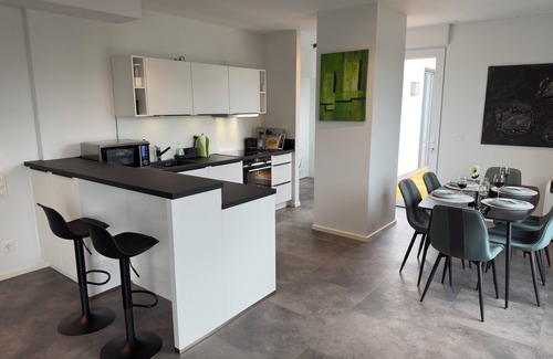 Siegburg Apartment | Stylish 135 sqm penthouse with air conditioning. Cologne/Bonn airport 15 minutes away