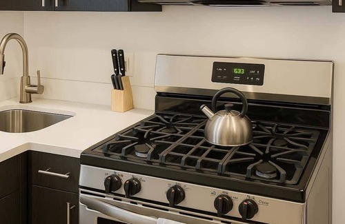 West Loop Apartment | Stylish 1BR in West Loop