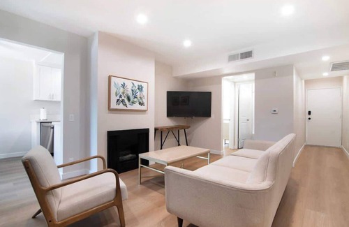 Van Nuys Apartment | Stylish 1BR Near Universal Studios with Parking