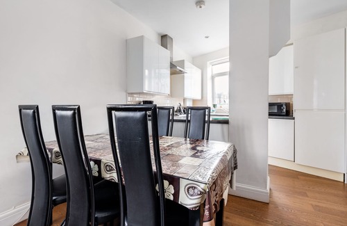 Balham Apartment | Stylish 2-Bed, 2-Bath Flat with Free Parking for 2 Cars & Easy Tube Access