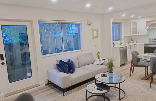 Upper Lonsdale House | Stylish 2 Bed Garden Suite w/yard and gazebo in Upper Lonsdale (great access)