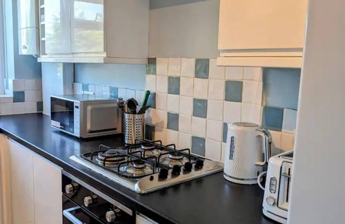 Sutton West Apartment | Stylish 2-Bed Gem in Sutton - Your Cozy Retreat!